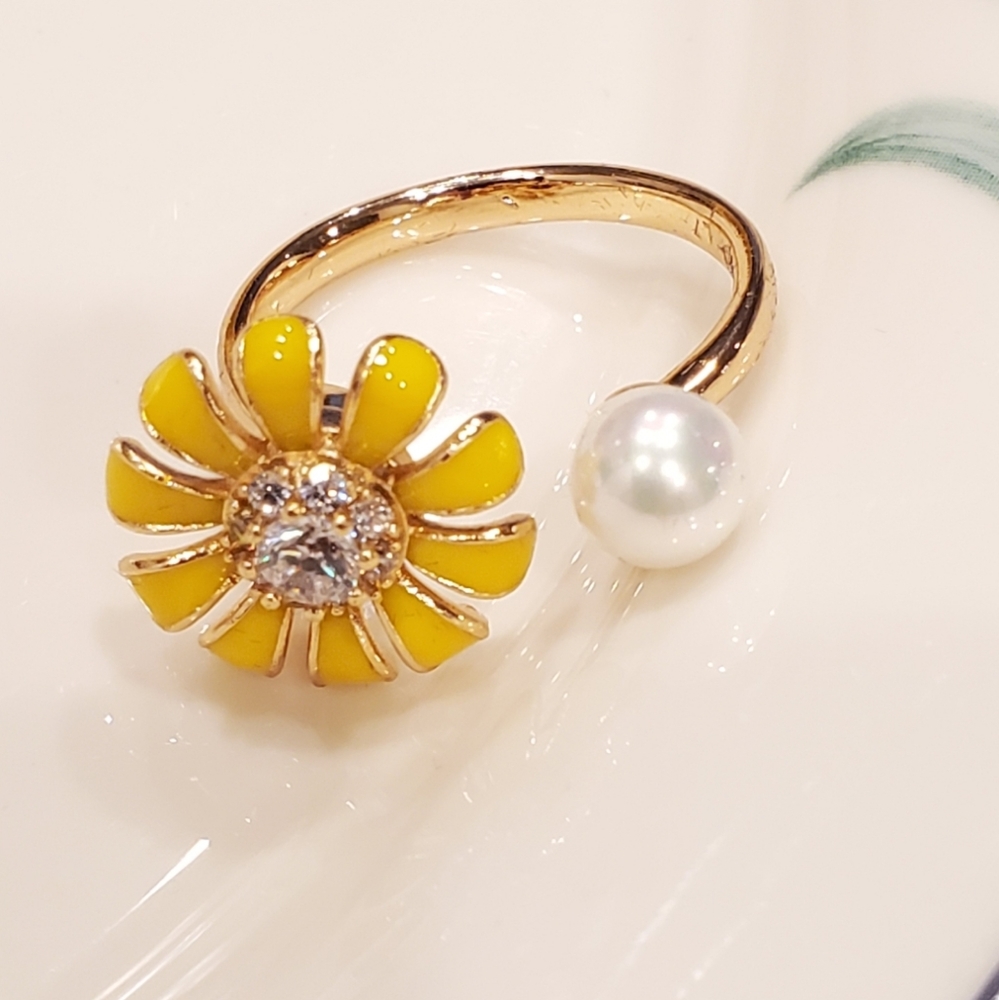 NEW Yellow gold Daisy Fidget Cultured Pearl Ring